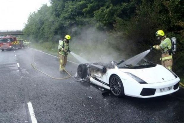 Lamborghini Gallardo Terbakar Saat Dikendarai