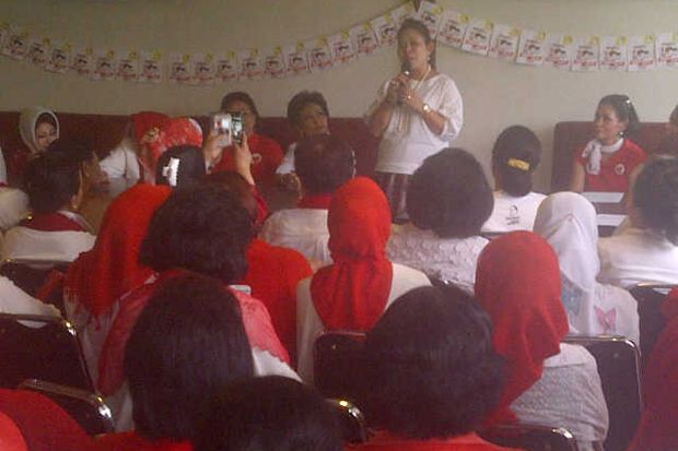Ratusan Ibu-ibu Bela Prabowo