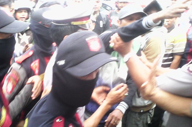 Demo Masalah Pupuk, Mahasiswa Bentrok dengan Satpol PP
