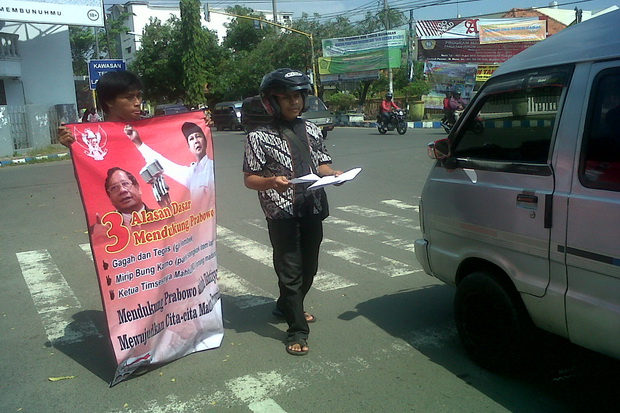 Pendukung Prabowo-Hatta Bagi-Bagi Selebaran