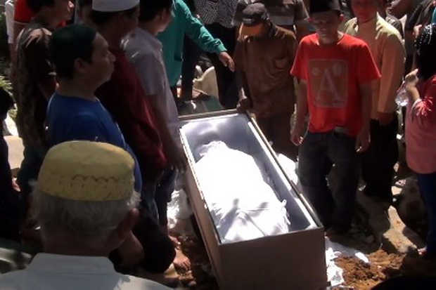TKI Korban Kapal Tenggelam di Malaysia Dimakamkan