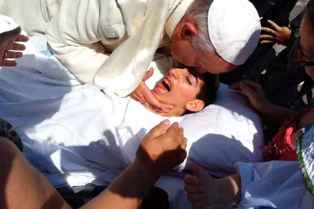 Paus Hentikan Konvoinya untuk Kecup Wanita Cacat