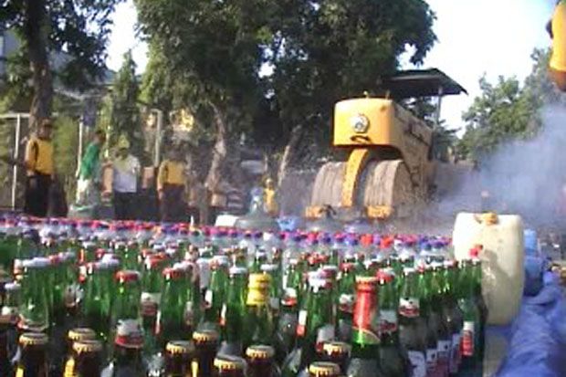 Polres Jombang Musnahkan Ribuan Botol Miras dan Petasan