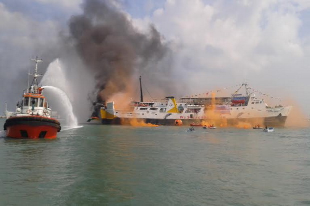 KM Caraka Jaya Niaga Terbakar di Pelabuhan Mas Plywood