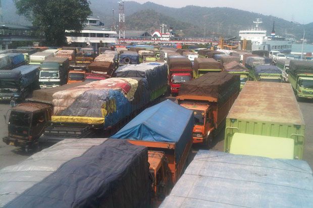 Jelang Ramadan, Ribuan Truk Tertahan di Pelabuhan Merak