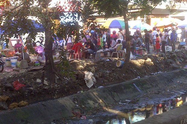 Pedagang Tetap Berjualan di Eks Pasar Sentral Watampone