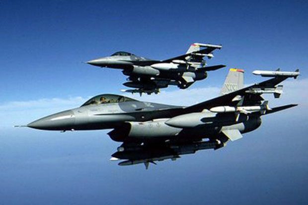4 Pesawat Tempur F16 Latihan di Medan