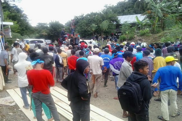 Bawa Parang, Massa Boikot Trans Sulawesi