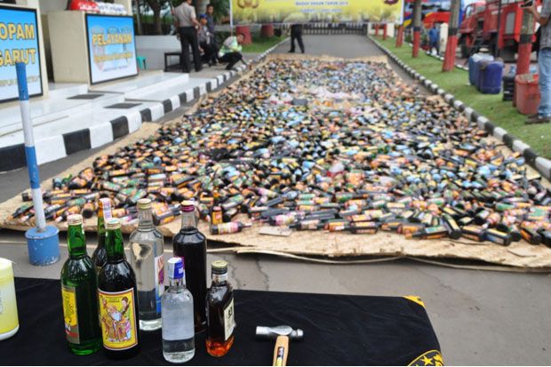 Peringati HUT Bhayangkara, Polres Garut Musnahkan 3.800 Botol Miras