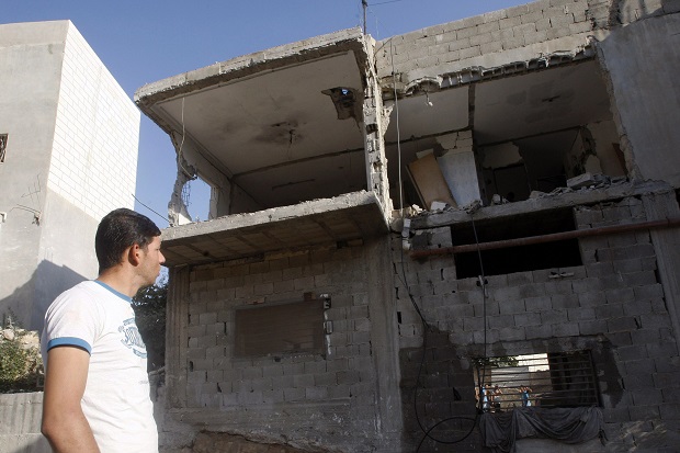 Militer Israel Hancurkan Rumah Pria Palestina