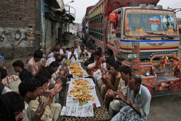 Berbuka Gratis di Tepi Jalan Saban Ramadan di Pakistan