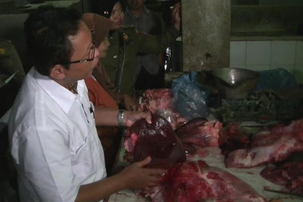 Sidak Pasar Waleri, Petugas Temukan Daging Sapi Glonggongan