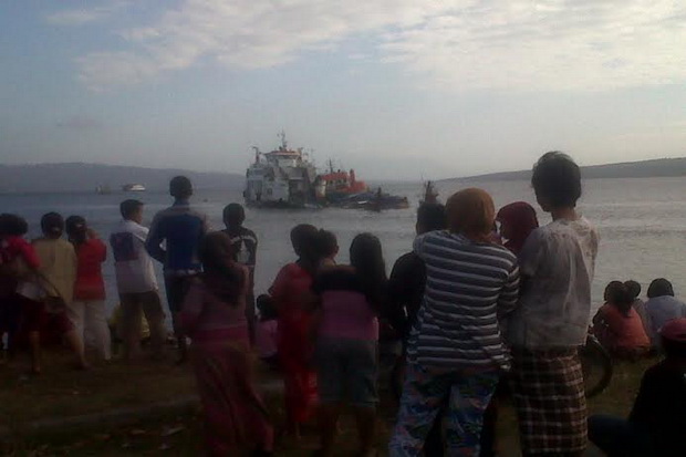 Warga Tonton Detik-detik Tenggelamnya Kapal Karam di Gilimanuk