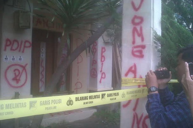 Polisi Lepas Police Line di Kantor TV One Yogyakarta