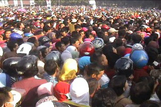 Ribuan Warga Jombang Urus SIM Massal di Alun-alun