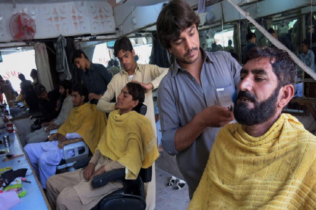Ratusan Anggota Taliban Potong Rambut dan Jenggot