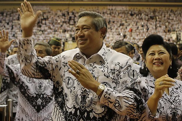 Usai Mencoblos, SBY Pamerkan Jempol Berwarna Ungu