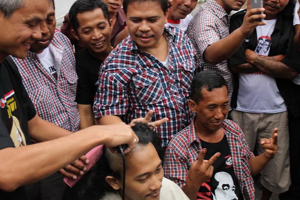 Euforia, Simpatisan Jokowi Cukur Gundul