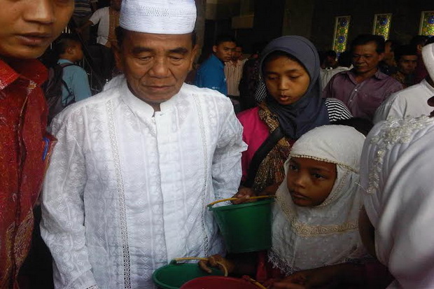 Dikerubungi Pengemis, Gubernur Riau Marah-marah