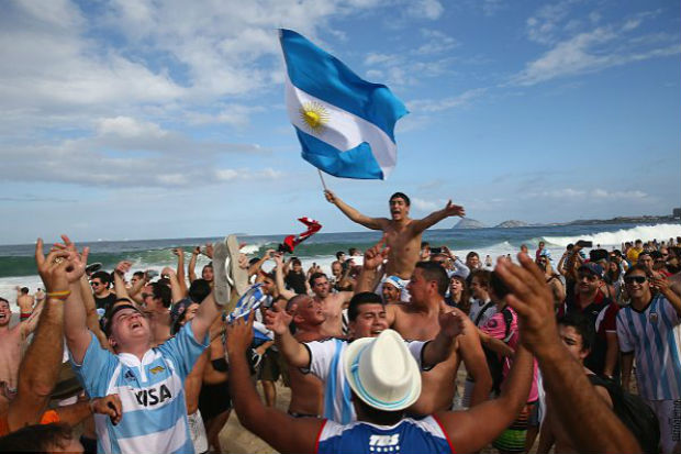 Fans Argentina Kepung Rio de Janeiro