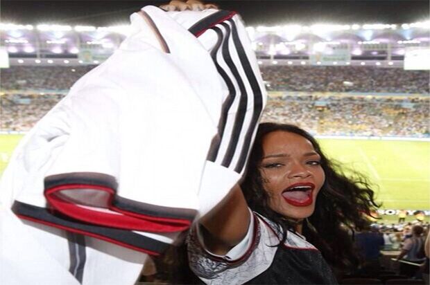 Rayakan Kemenangan Jerman, Rihanna Pamer Payudara