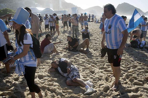 Ratusan Ribu Warga Argentina Ambil Alih Copacabana
