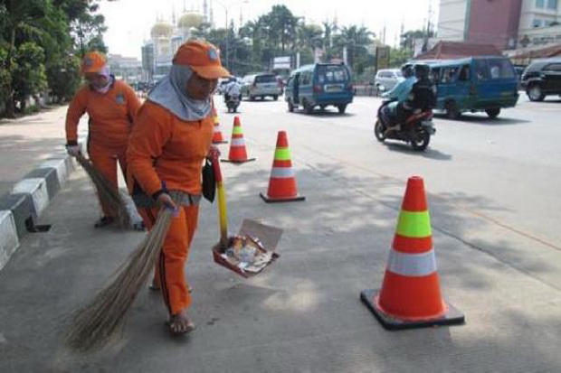 Pemkot Bandung Terima Bantuan 100 Tenaga Kebersihan