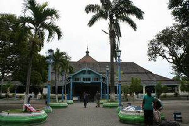 Jalani MOS, Siswa Baru Bersihkan Masjid Agung Solo