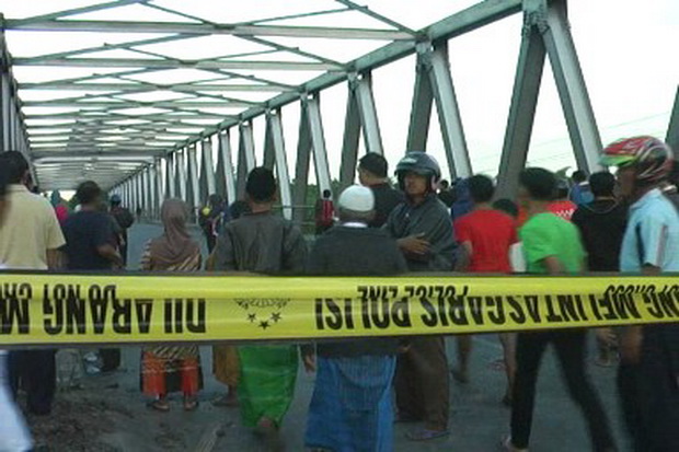 Jembatan Comal Pemalang Ambles, Pantura Lumpuh Total