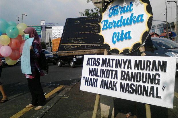 Anak Jalanan Protes Kebijakan Pemkot Bandung