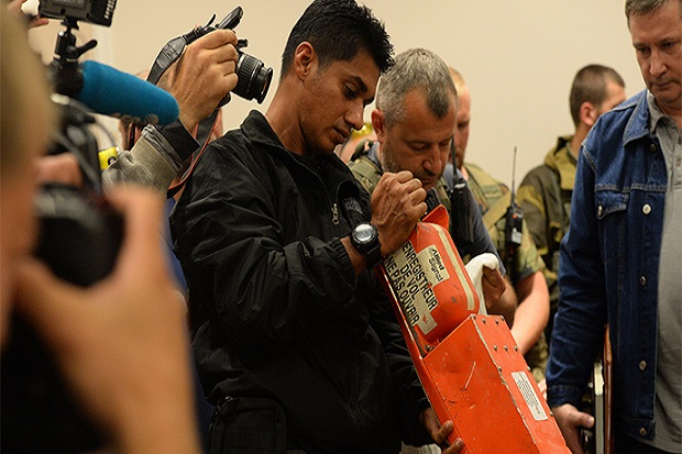 Milisi Ukraina Serahkan Black Box MH17 ke Malaysia
