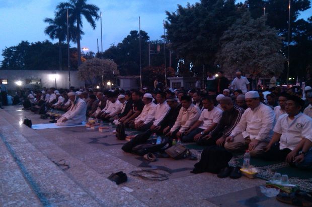 Pendukung Prabowo-Hatta Salat Berjamaah di Depan Gedung MK