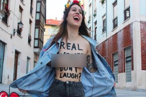 Aktivis Topless Turki Protes Larangan Tertawa Ngakak