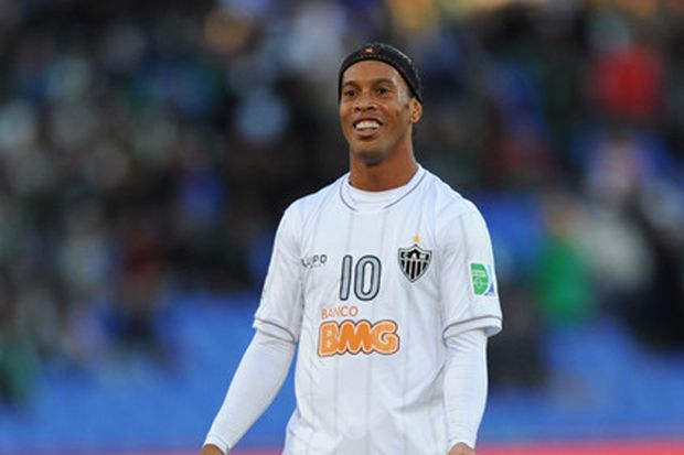 Ronaldinho Ogah Gantung Sepatu