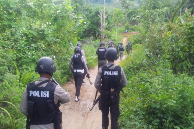Ratusan Brimob Bersenjata Kepung Desa Penyerang Polisi