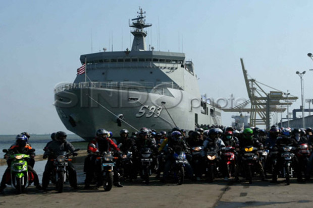 Ribuan Pendatang ke Jakarta Naik Kapal Perang