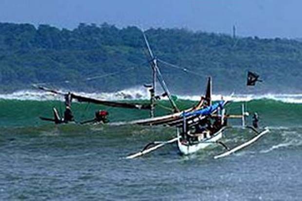 Dua Perahu Nelayan Tenggelam Digulung Ombak