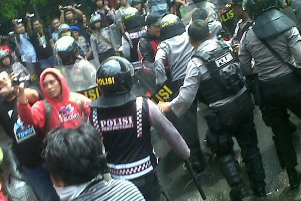 Dilarang Dekati Kantor KPU, Massa-Polisi Bentrok