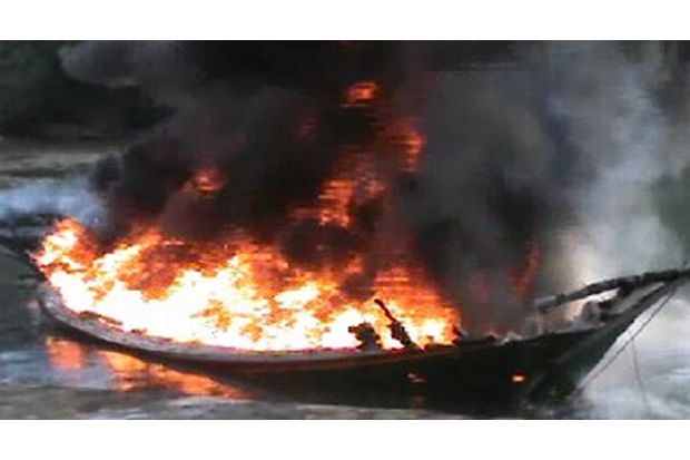 Kapal Terbakar, Asap Membumbung hingga Jalan Tol Bali