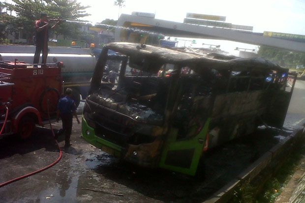 Bus Ludes Terbakar di Tol Tembalang