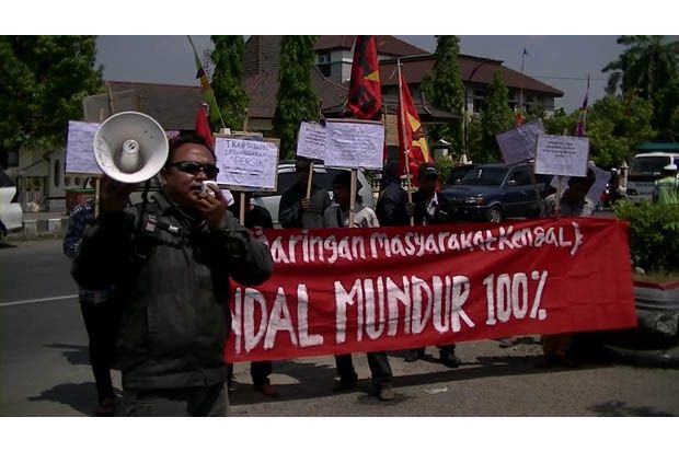 Pelantikan Anggota DPRD Kendal Diwarnai Unjuk Rasa