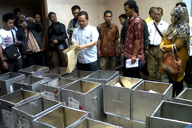 Cari Bukti, KPU Bangkalan Rusak Gembok 2.400 Kotak Suara