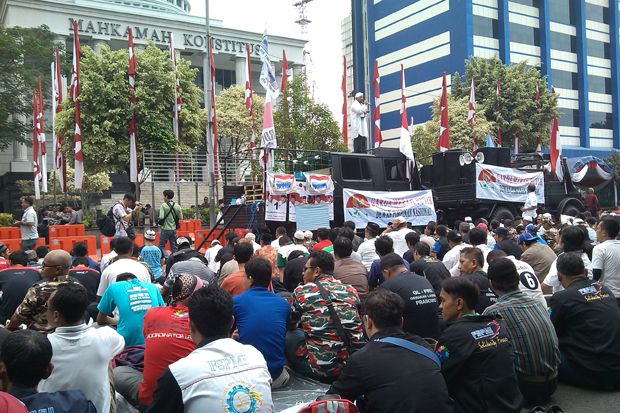 Massa Prabowo Khusyuk Salat Jumat di Depan MK