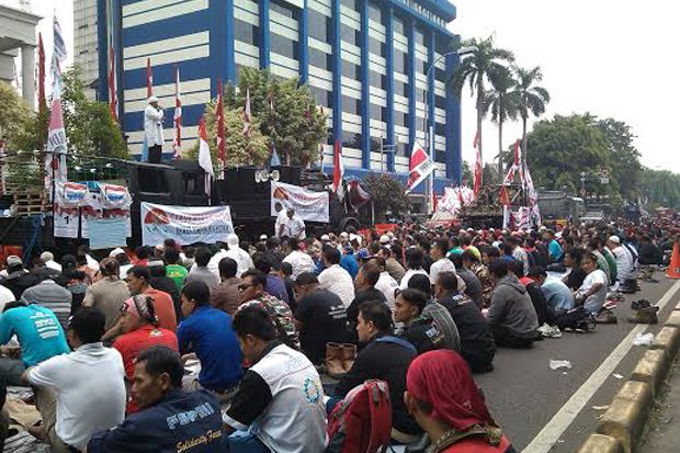 Ratusan Pendukung Prabowo Tayamum di Sekitar Gedung MK