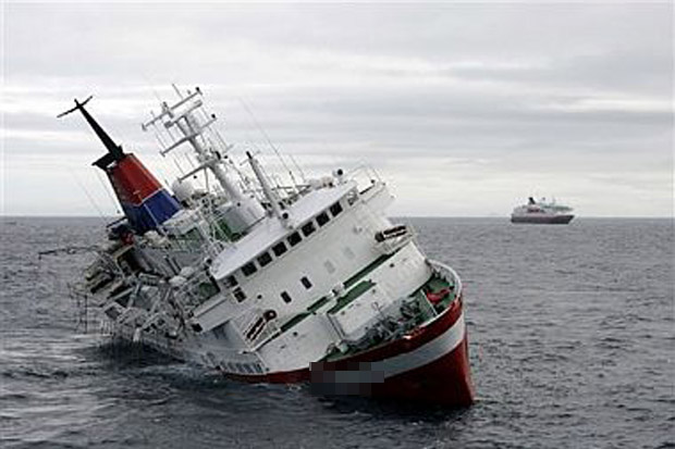 Kapal Wisatawan Tenggelam Setelah Menabrak Karang