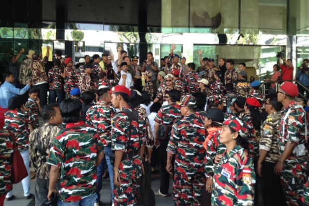 Massa Desak KPK Panggil Mega dan Jokowi