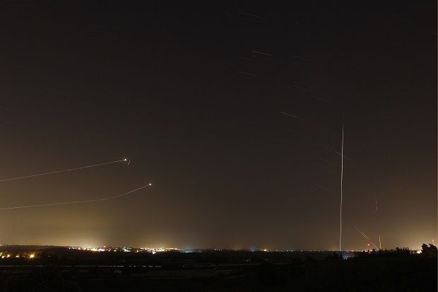 Roket-roket Hamas Targetkan Bandara Israel