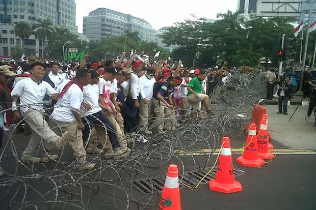 Ribuan Massa Pro Prabowo Tertahan di Patung Kuda