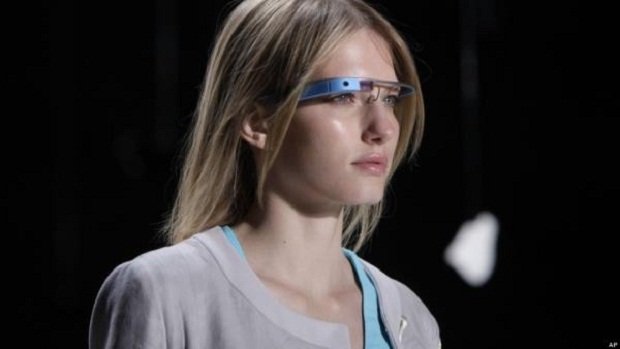 Google Glass Kini Tampilkan Seluruh Kontak