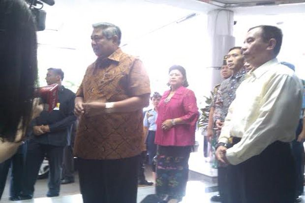 SBY & Ibu Negara Tabur Bunga di TMP Seroja